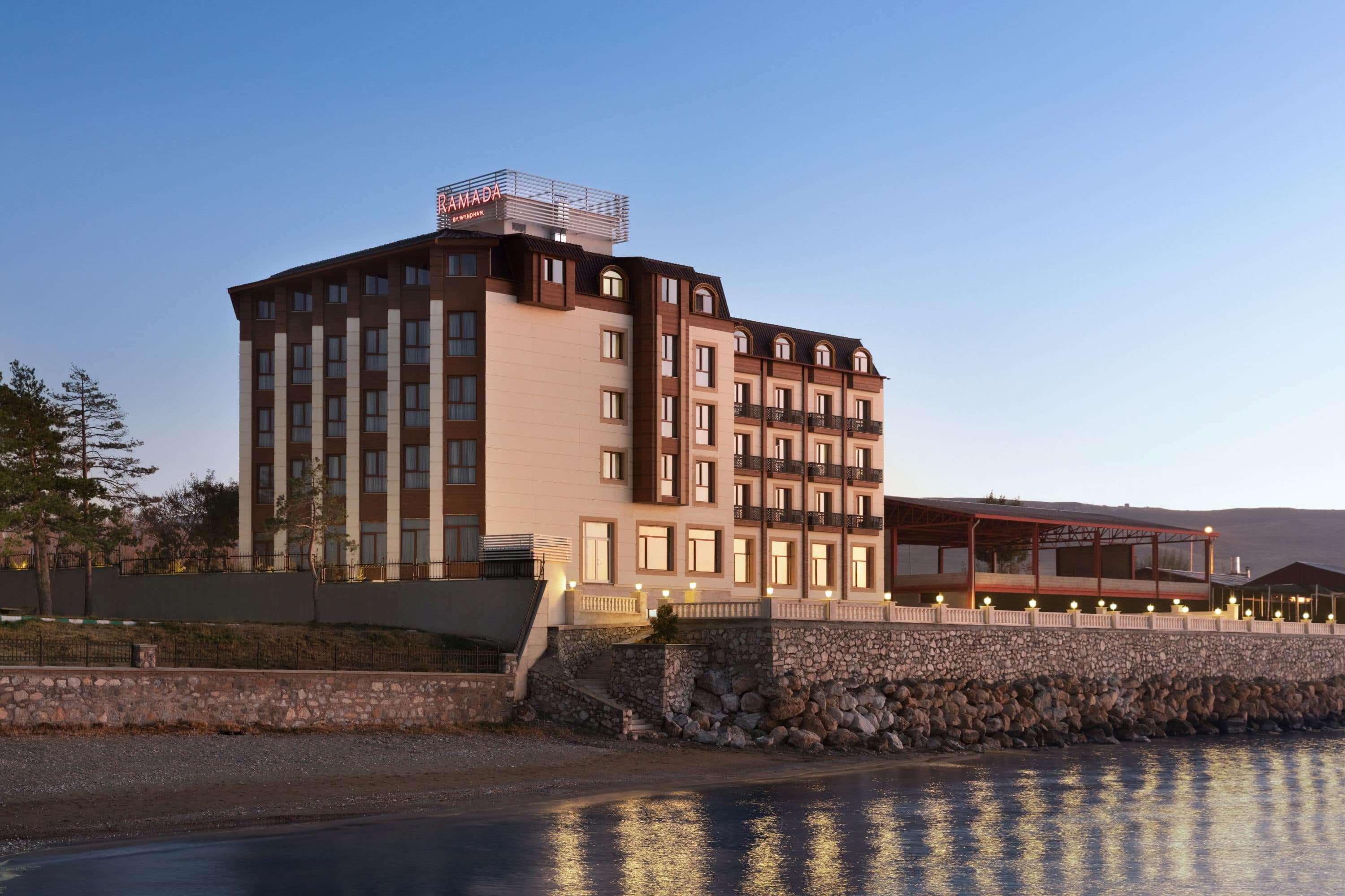 Ramada By Wyndham Van Exterior foto
